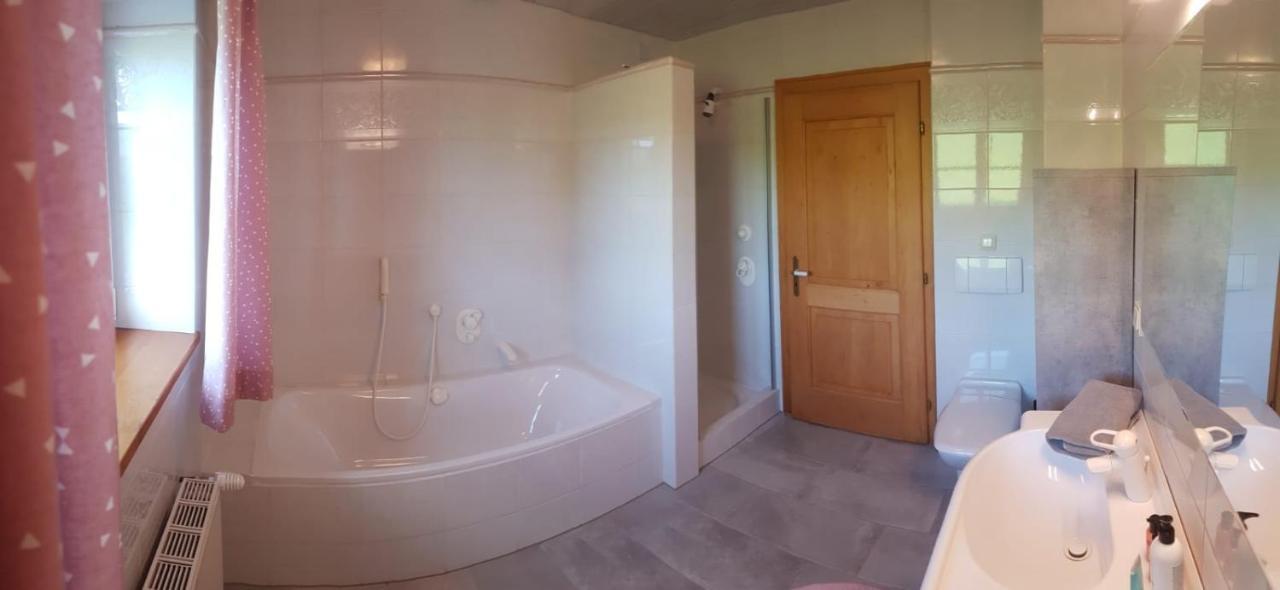 Wunderschoene Ferienwohnung Mit Seeblick Zell am Moos Eksteriør bilde