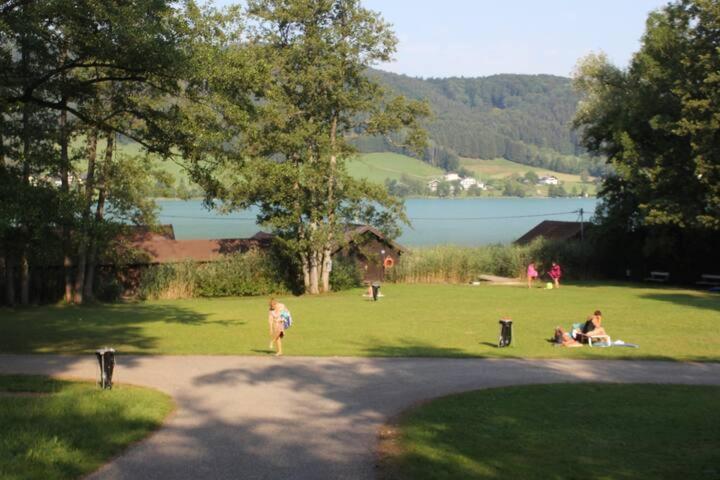 Wunderschoene Ferienwohnung Mit Seeblick Zell am Moos Eksteriør bilde